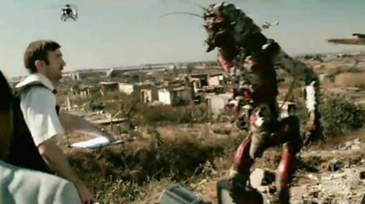 District 9: great premise, loads of explosions