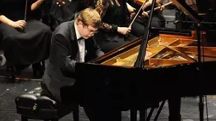 Image: Saratovsky performs Mozart