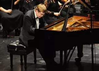 Image: Saratovsky performs Mozart