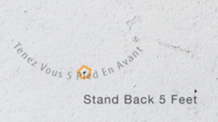 Image: stand back 5 feet/tenez vous 5 pied en avant